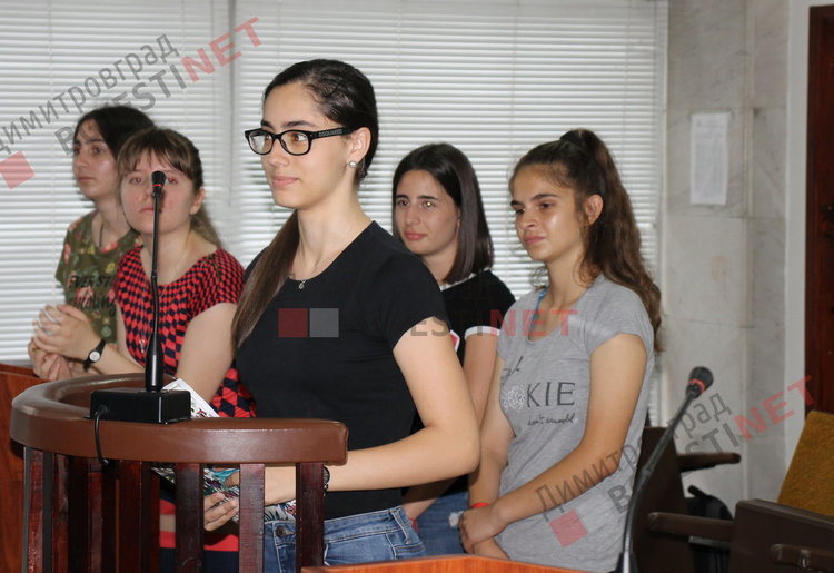 Осъдиха две непълнолетни момичета от ПМГ „Иван Вазов“ за хулиганство, после ги наградиха