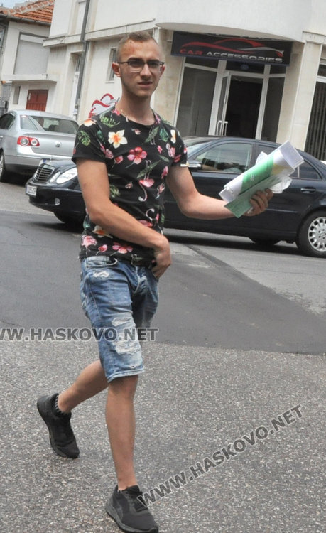 Отнето предимство прати две коли в къща