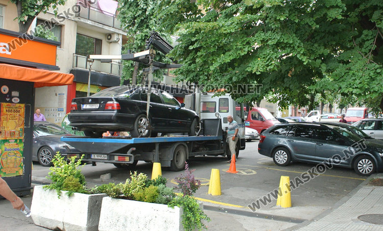 Наглец с БМВ паркира на забранено с маркировка и конуси