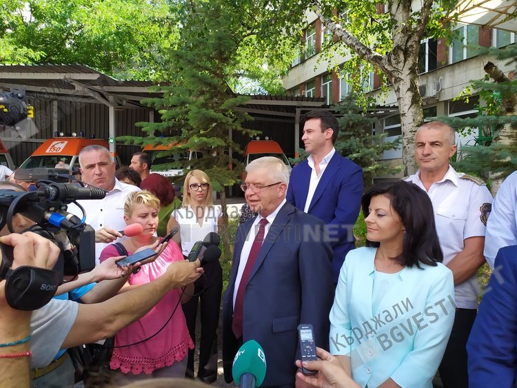 Спешната ни помощ получи два високотехнологични медицински автомобила, идват четиринадесет нови линейки