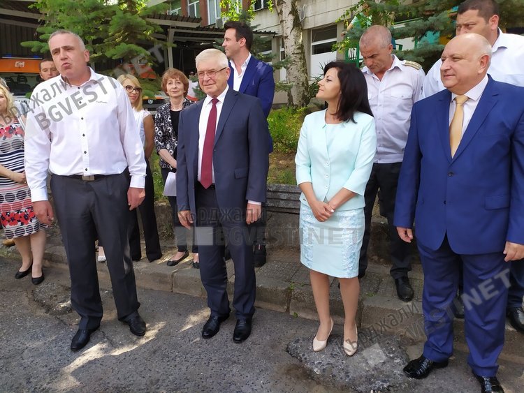 Спешната ни помощ получи два високотехнологични медицински автомобила, идват четиринадесет нови линейки