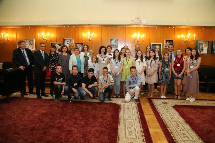 "Колорит" подреди изложба в чекмедже в Народното събрание