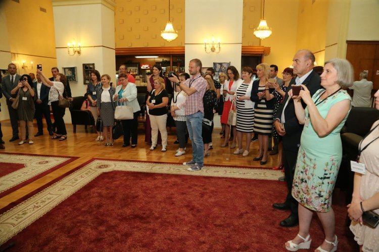 "Колорит" подреди изложба в чекмедже в Народното събрание