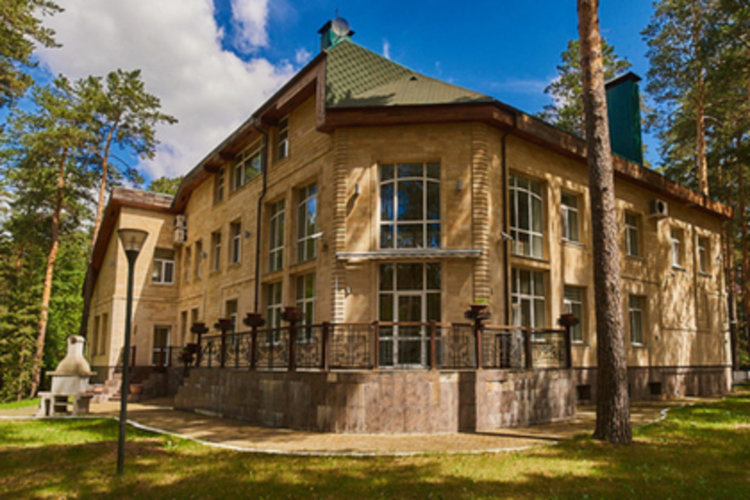 Тоалетна трон с френска поема, дърворезба и камбанен звън, когато пускаш водата