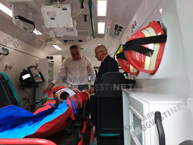 Спешната ни помощ получи два високотехнологични медицински автомобила, идват четиринадесет нови линейки