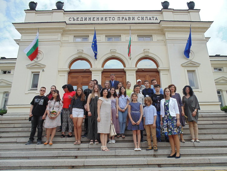 Школа Колорит със снимка за спомен пред НС 