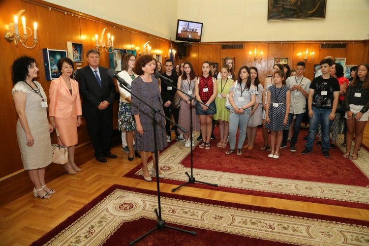 Таня Петрова, която покани децата от Хасково да гостуват в Парламента