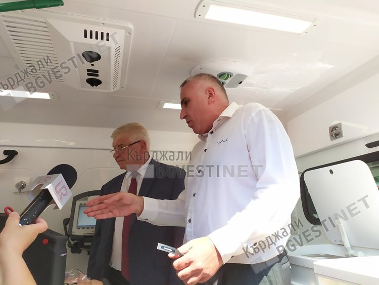 Спешната ни помощ получи два високотехнологични медицински автомобила, идват четиринадесет нови линейки