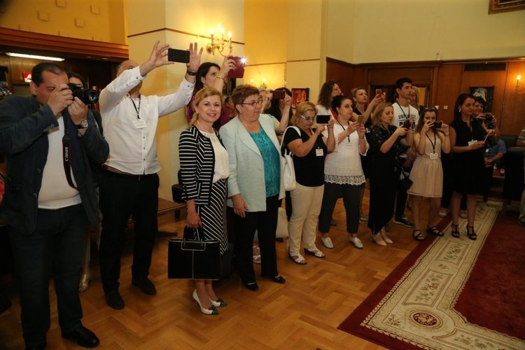 "Колорит" подреди изложба в чекмедже в Народното събрание