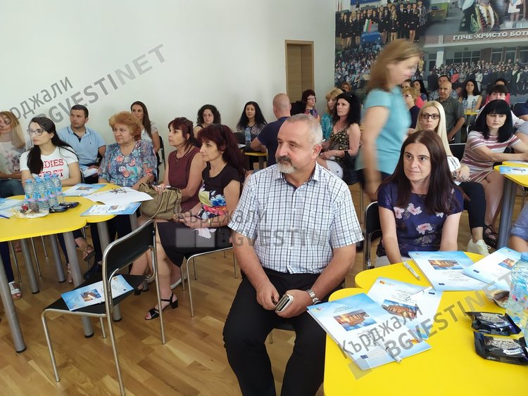 Езиковата гимназия представи опита си в задграничното обучение на своите преподаватели