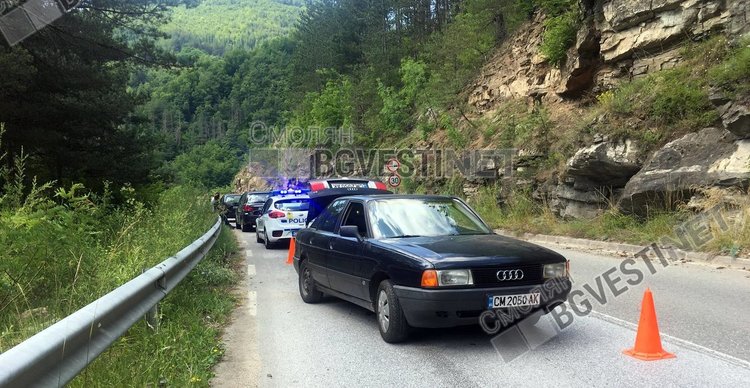 Две коли се удариха на пътя Смолян – Мадан, движението се осъществява в едната лента