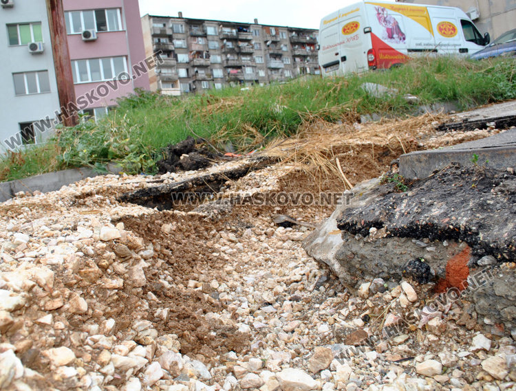 Наводнение и дупка на улица "Акация" след пороя в Хасково (видео)