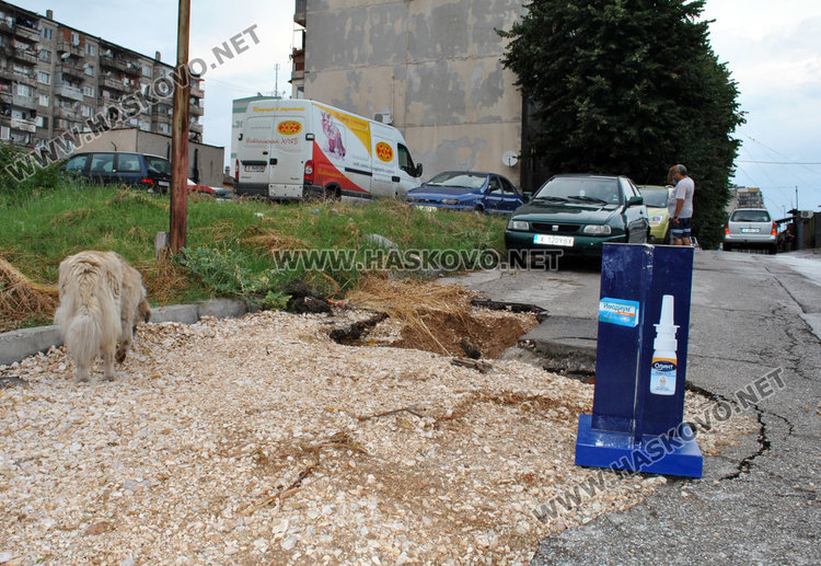 Наводнение и дупка на улица "Акация" след пороя в Хасково (видео)