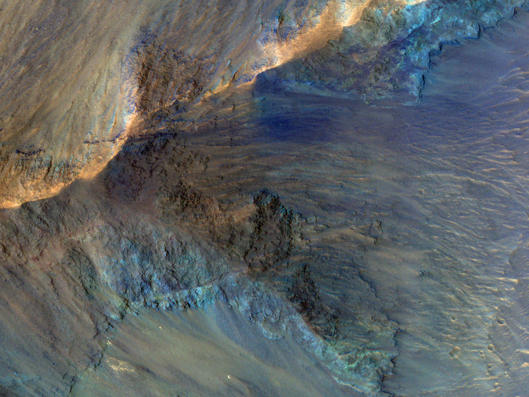 Марсианските хълмове в Juventae Chasma. Сн.: НАСА / JPL / Университет на Аризона