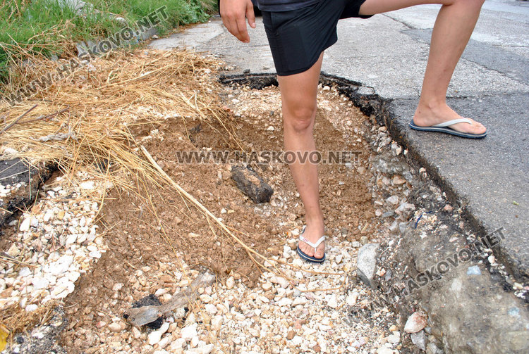 Наводнение и дупка на улица "Акация" след пороя в Хасково (видео)