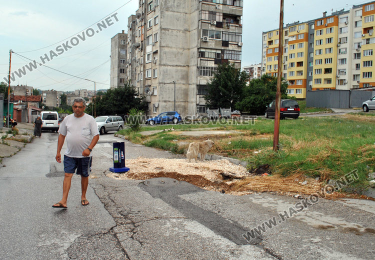 Наводнение и дупка на улица "Акация" след пороя в Хасково (видео)