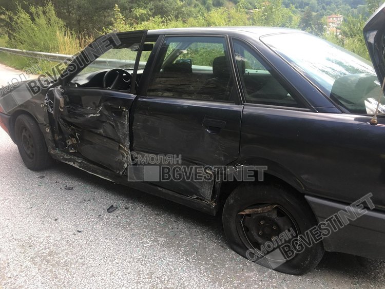 Две коли се удариха на пътя Смолян – Мадан, движението се осъществява в едната лента