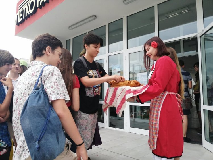 Руски ученици правят експедиция със славейковци