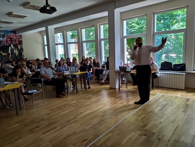 Езиковата гимназия представи опита си в задграничното обучение на своите преподаватели