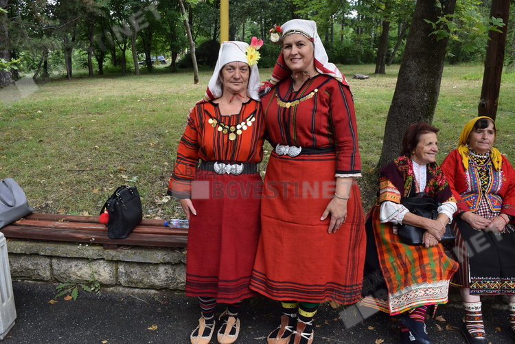 Над 400 самодейци се надпяват и надиграват на Националния тракийски събор в Кърджали днес