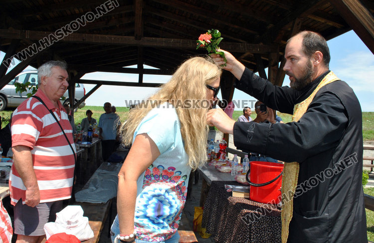 Молебен и курбан за апостолите Петър и Павел до едноименния параклис край Конуш