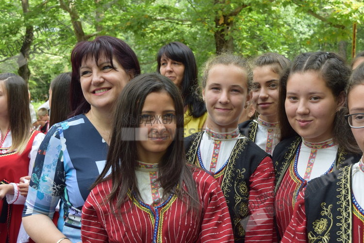 Над 400 самодейци се надпяват и надиграват на Националния тракийски събор в Кърджали днес