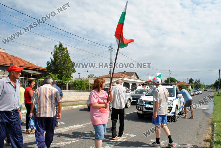 Десетки автомобили в блокада по пътя за “Маказа” заради разбити улици в Конуш