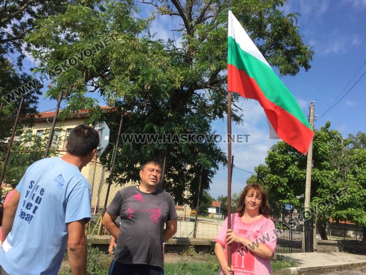 Десетки автомобили в блокада по пътя за “Маказа” заради разбити улици в Конуш