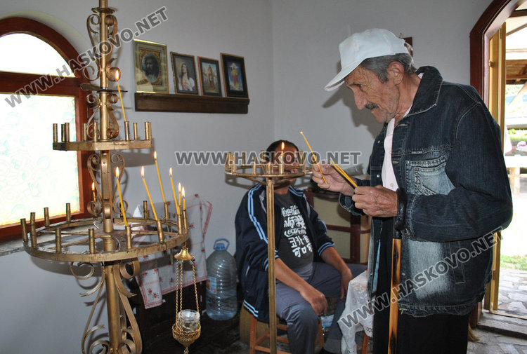 Молебен и курбан за апостолите Петър и Павел до едноименния параклис край Конуш