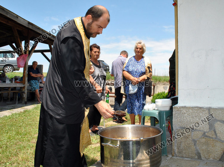 Молебен и курбан за апостолите Петър и Павел до едноименния параклис край Конуш