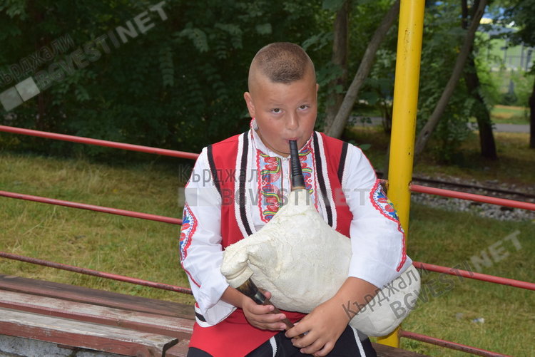 Над 400 самодейци се надпяват и надиграват на Националния тракийски събор в Кърджали днес