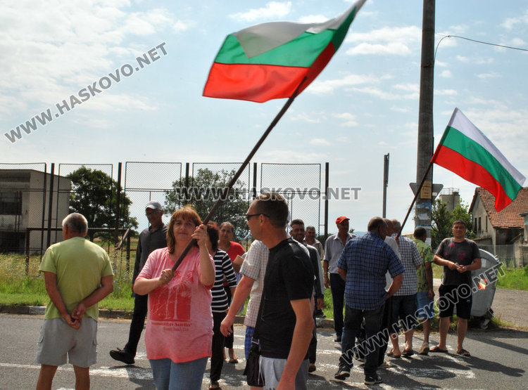 Десетки автомобили в блокада по пътя за “Маказа” заради разбити улици в Конуш