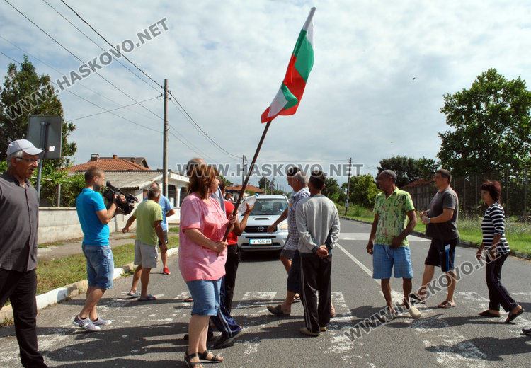 Десетки автомобили в блокада по пътя за “Маказа” заради разбити улици в Конуш