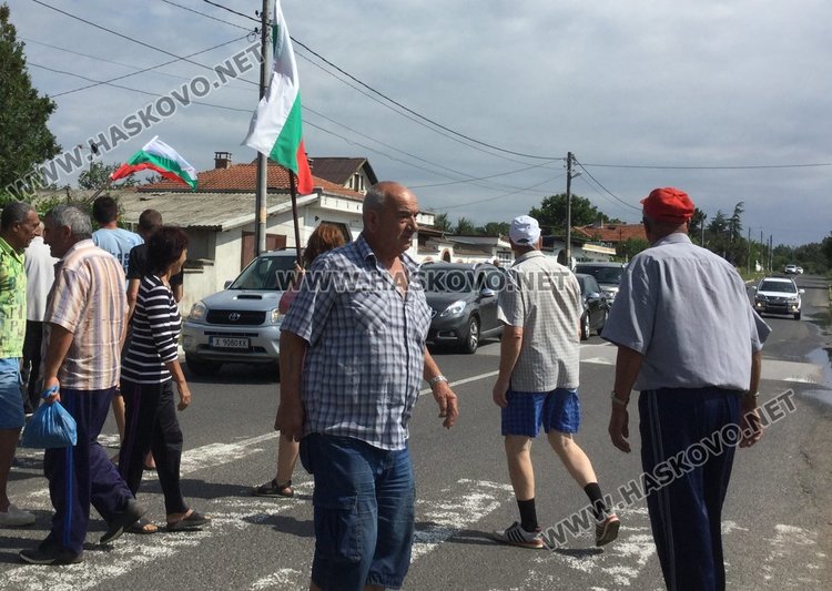 Десетки автомобили в блокада по пътя за “Маказа” заради разбити улици в Конуш