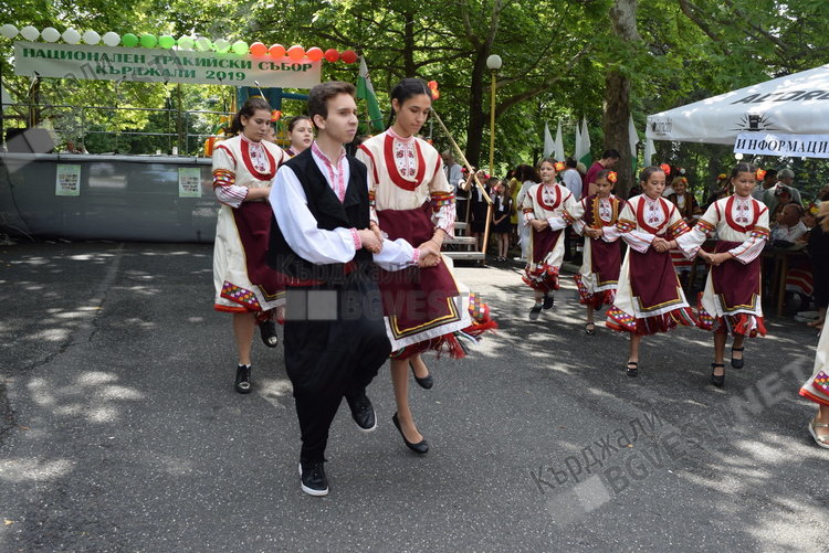 Над 400 самодейци се надпяват и надиграват на Националния тракийски събор в Кърджали днес