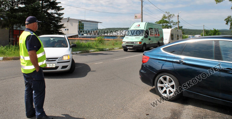Десетки автомобили в блокада по пътя за “Маказа” заради разбити улици в Конуш