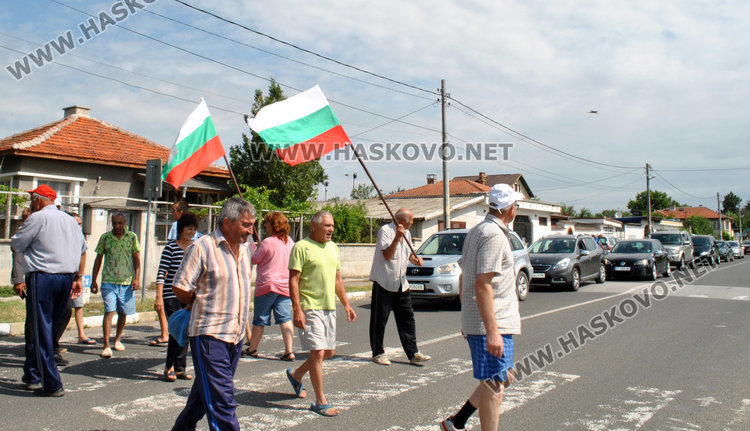 Десетки автомобили в блокада по пътя за “Маказа” заради разбити улици в Конуш