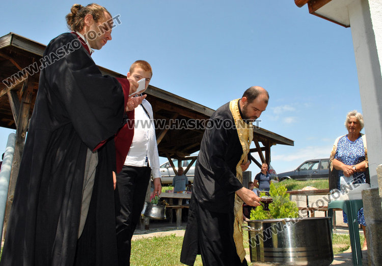 Молебен и курбан за апостолите Петър и Павел до едноименния параклис край Конуш