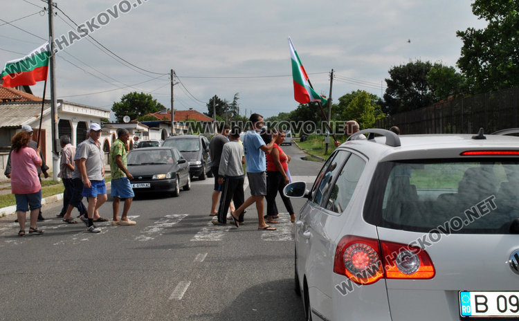 Десетки автомобили в блокада по пътя за “Маказа” заради разбити улици в Конуш
