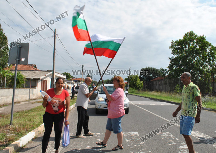 Десетки автомобили в блокада по пътя за “Маказа” заради разбити улици в Конуш