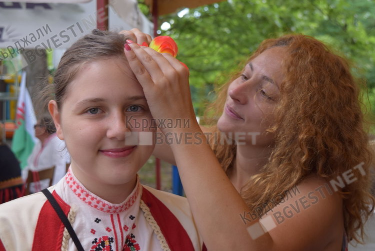 Над 400 самодейци се надпяват и надиграват на Националния тракийски събор в Кърджали днес