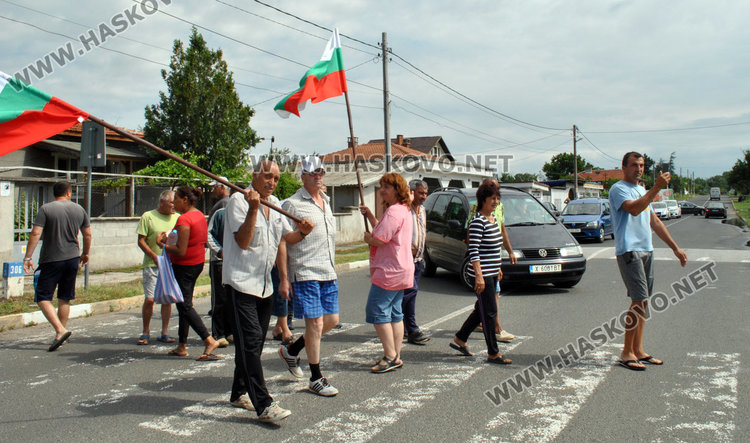 Десетки автомобили в блокада по пътя за “Маказа” заради разбити улици в Конуш