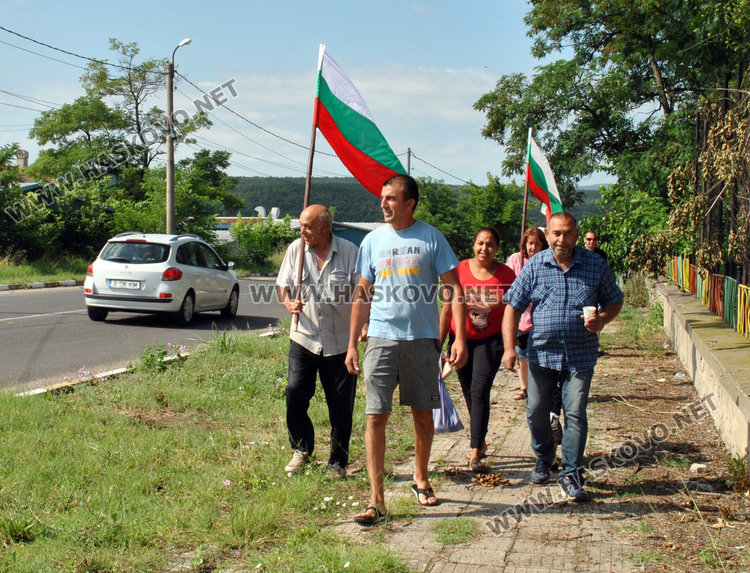 Десетки автомобили в блокада по пътя за “Маказа” заради разбити улици в Конуш