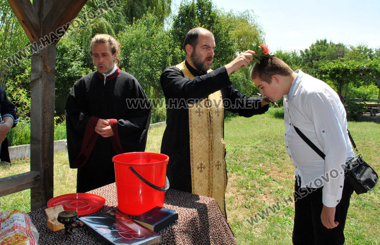 Молебен и курбан за апостолите Петър и Павел до едноименния параклис край Конуш