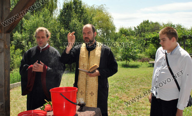 Молебен и курбан за апостолите Петър и Павел до едноименния параклис край Конуш