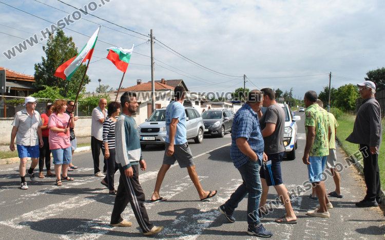 Десетки автомобили в блокада по пътя за “Маказа” заради разбити улици в Конуш