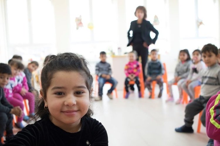 Децата в новата градина в Кошарник, Монтанско, построена по българо-швейцарската програма