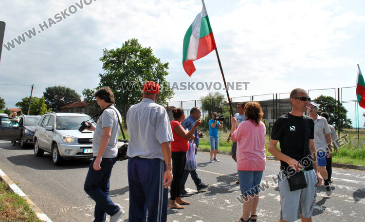 Десетки автомобили в блокада по пътя за “Маказа” заради разбити улици в Конуш