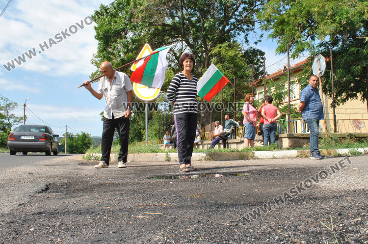 Десетки автомобили в блокада по пътя за “Маказа” заради разбити улици в Конуш