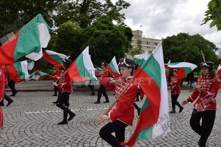 Гвардейците при Езикова гимназия и мажоретния състав при СУ "Отец Паисий" ще представят Кърджали на международен фестивал